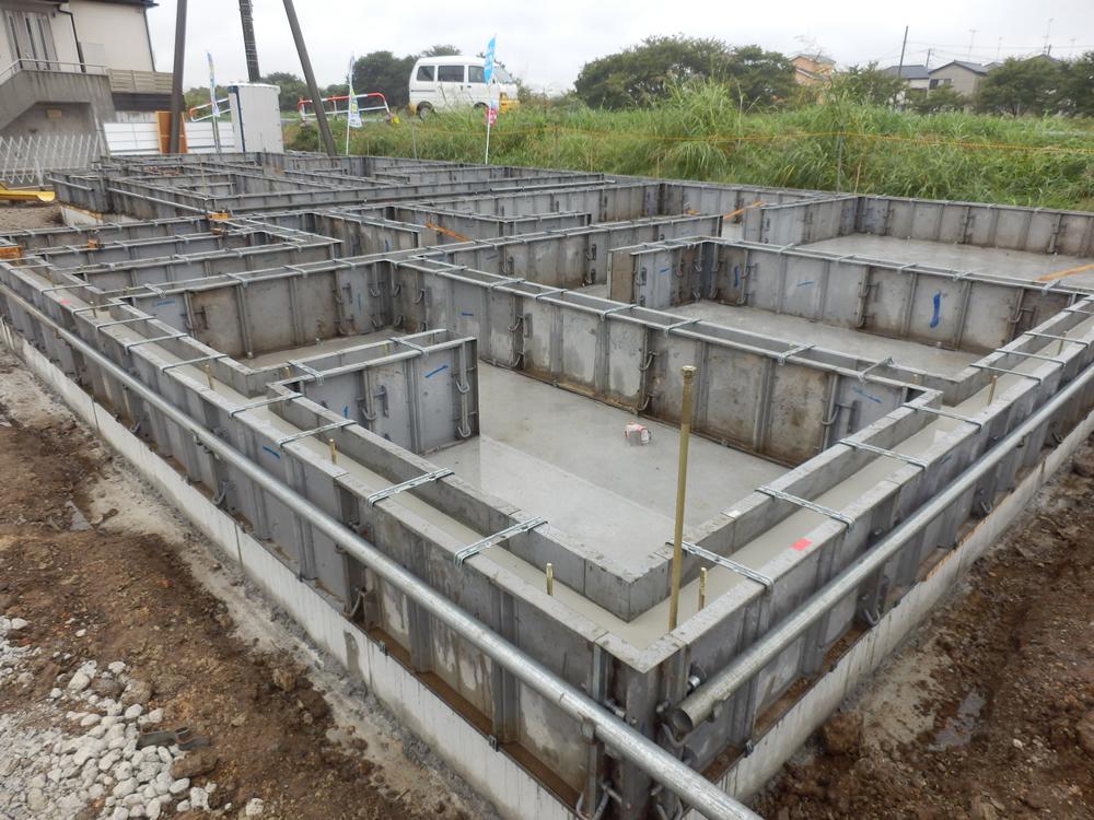 Construction ・ Construction method ・ specification. Enclosure with steel frame, It is the concrete of the rise of the foundation.