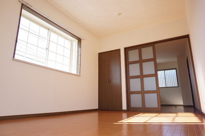 Living and room. Bright grain of the flooring is also coordinated with the furniture is ◎