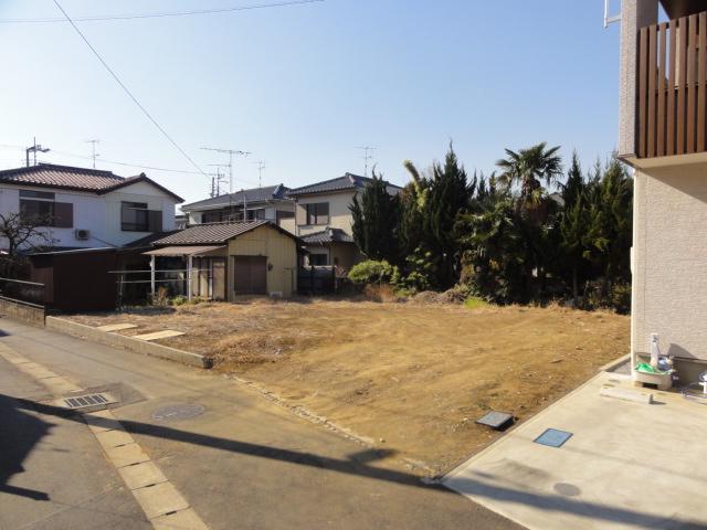 Local photos, including front road. Front road car is not nearly as. 