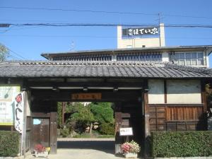 Streets around. Famous prosthetic house is (restaurant). 