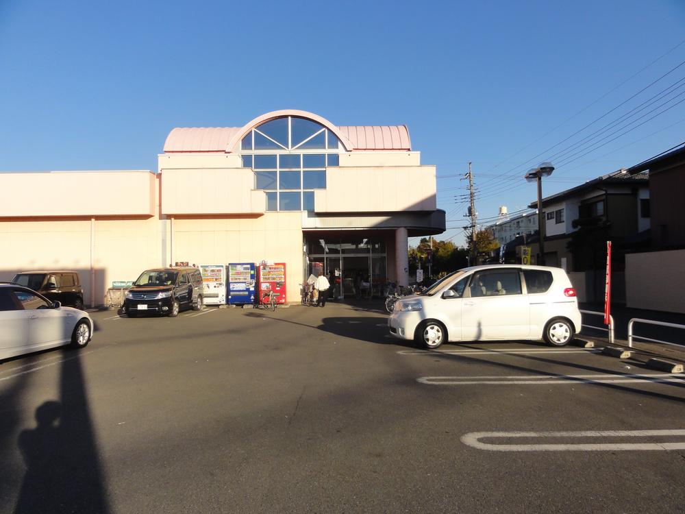 Supermarket. Even without going up to 211m Festa Square to Maruya, Even here food is set. 