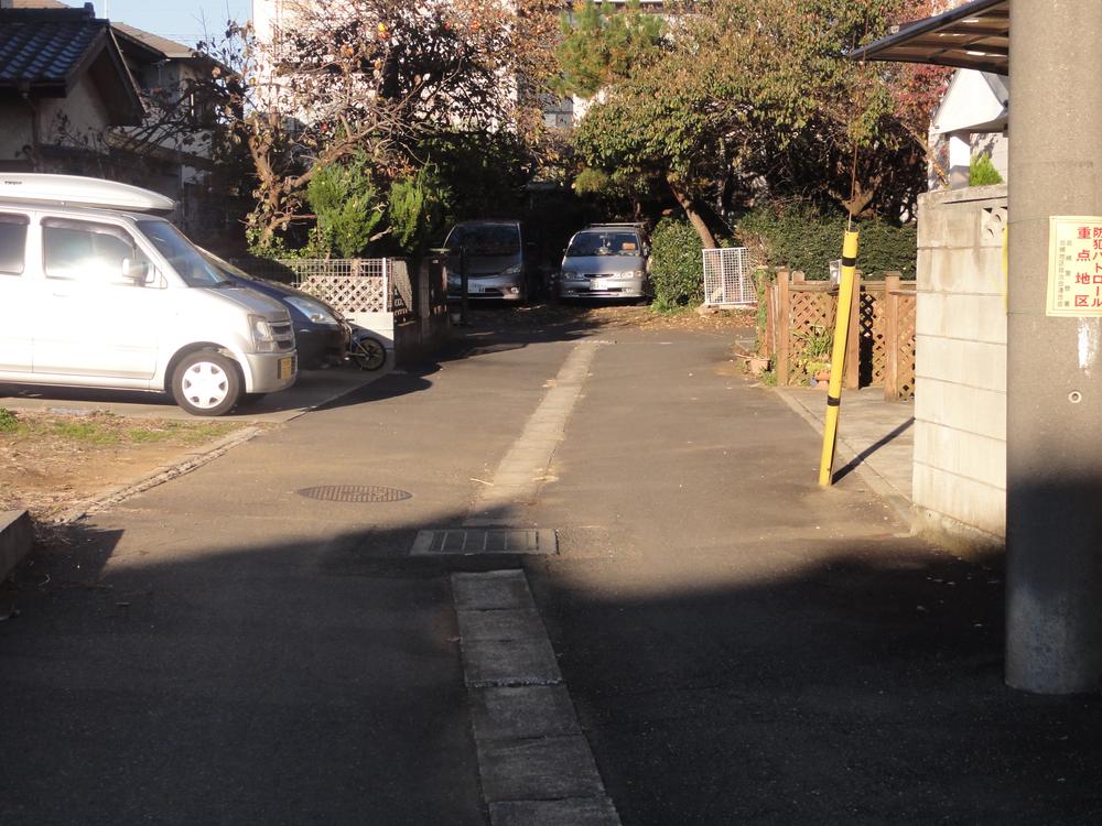 Local photos, including front road. Width is about four meters. 