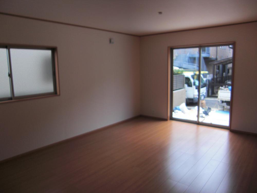 Other introspection. Bright living room facing south road