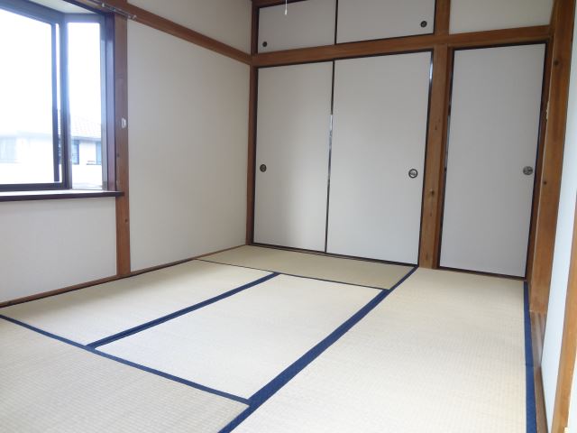 Living and room. It is bright with two faces Shako corner room unique. 