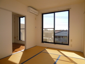 Living and room. Japanese-style room (I changed the table before you move)