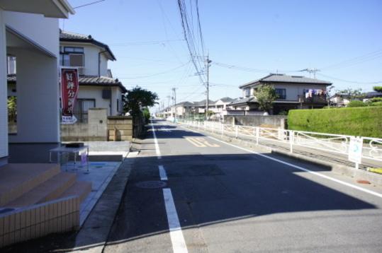 Local photos, including front road. Frontal road