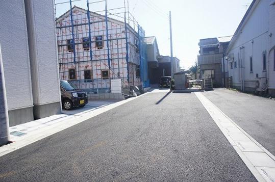 Local photos, including front road. Frontal road