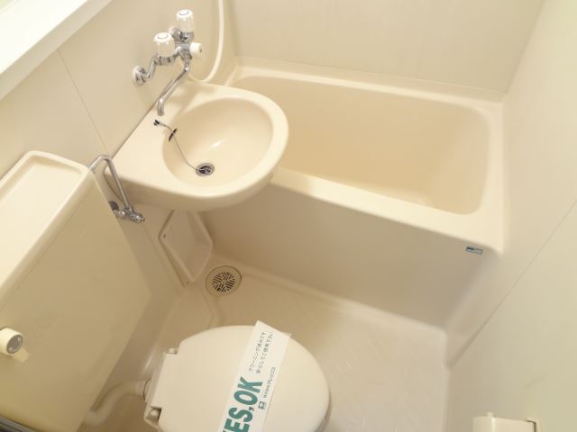 Bath. In 3-point hot water supply.