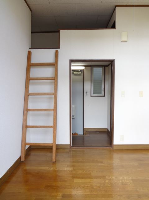 Living and room. It is broad in the loft.