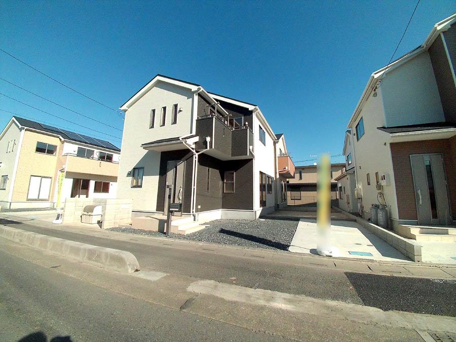 Local photos, including front road. We offer the same use the finished model house of this property. Please feel free to contact us. 