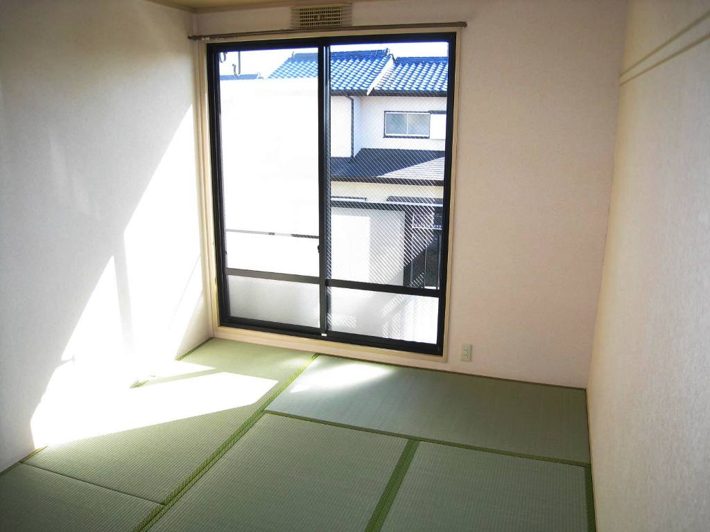 Living and room. Japanese-style room has also become well yang per in the south.