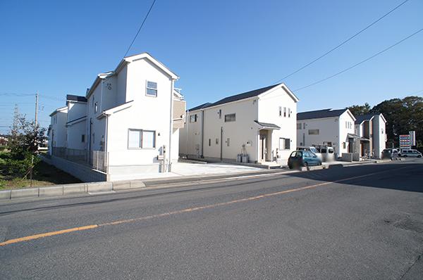 Local photos, including front road. Nurture memories of your family, Use a variety of spacious grounds