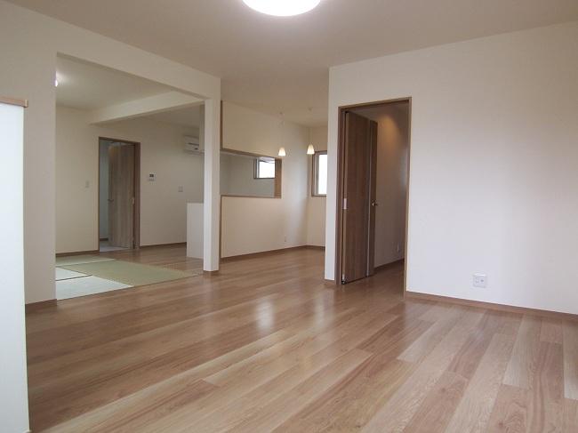 Living. A-8 compartment Houses built for sale of living "Parenting family home."