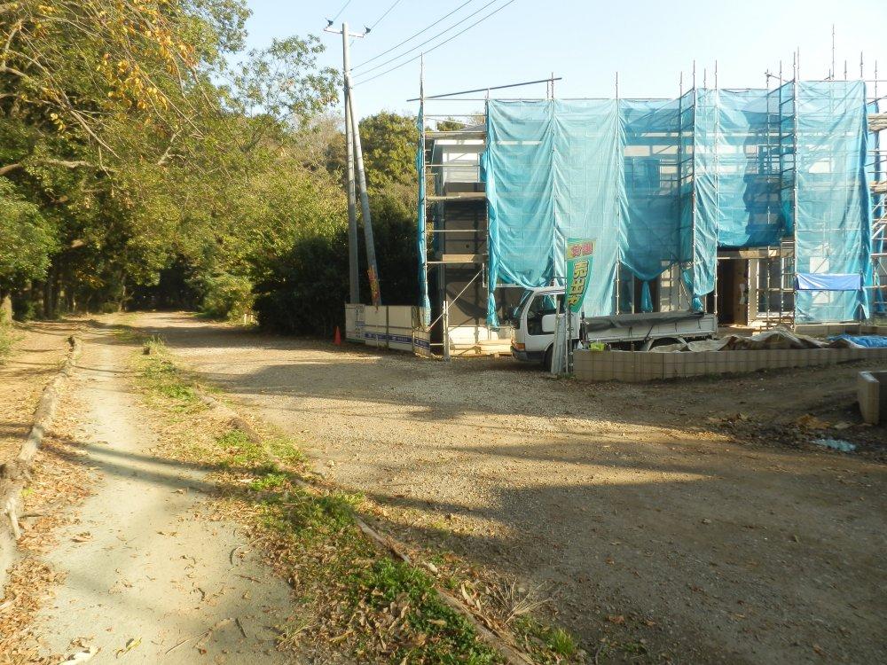 Local photos, including front road. Local (11 May 2013) Shooting