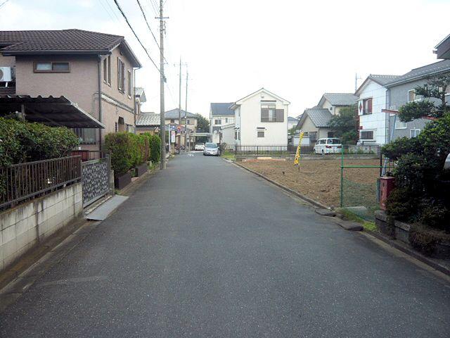 Local photos, including front road. A quiet residential area