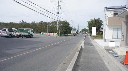 Local photos, including front road. Frontal road
