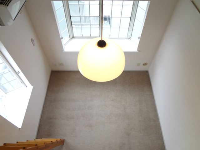 Living and room. Ceiling high room