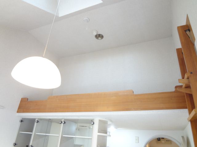 Living and room. High ceilings