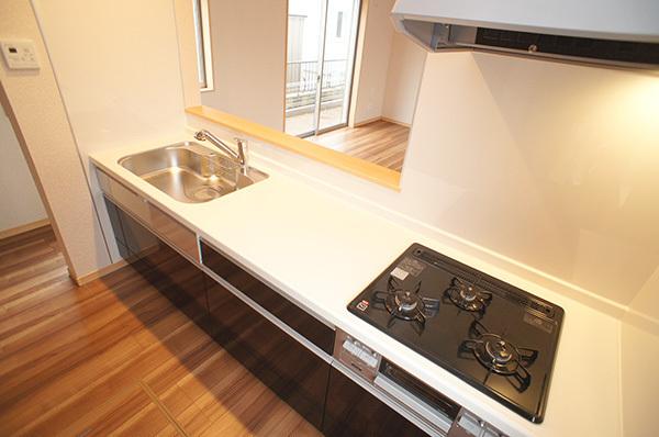 Kitchen. Face-to-face kitchen that can dishes while watching the children play in the living room