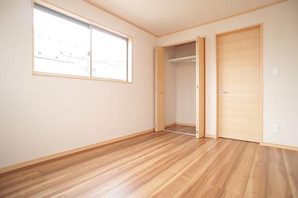 Non-living room. Spacious bathroom with the children enjoy the bath time