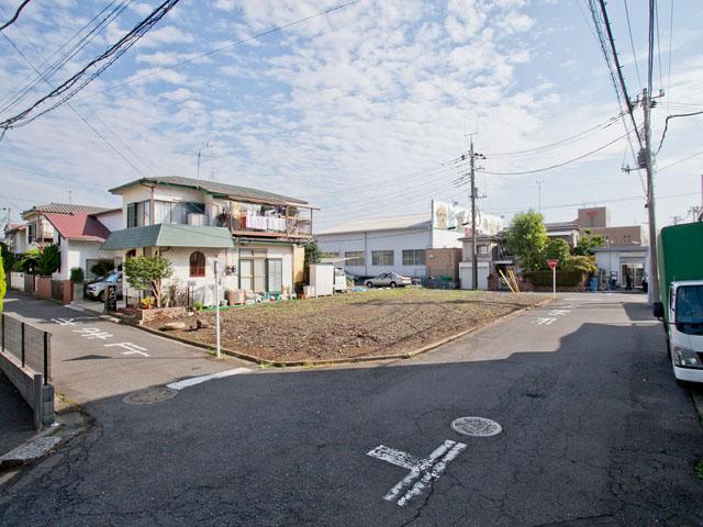 Local photos, including front road. South 6m × is a corner lot of the West 4.5m