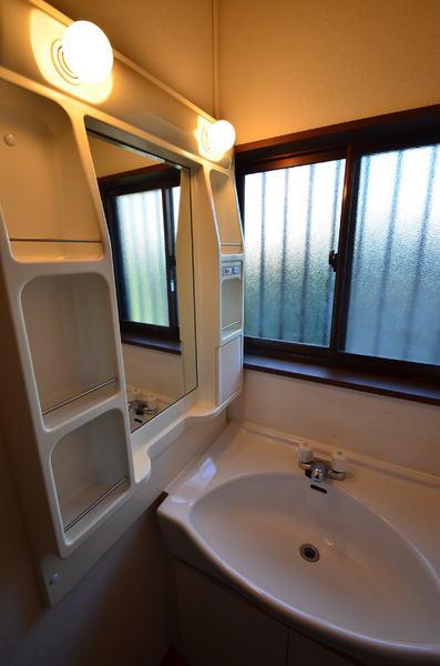 Washroom. Wash basin