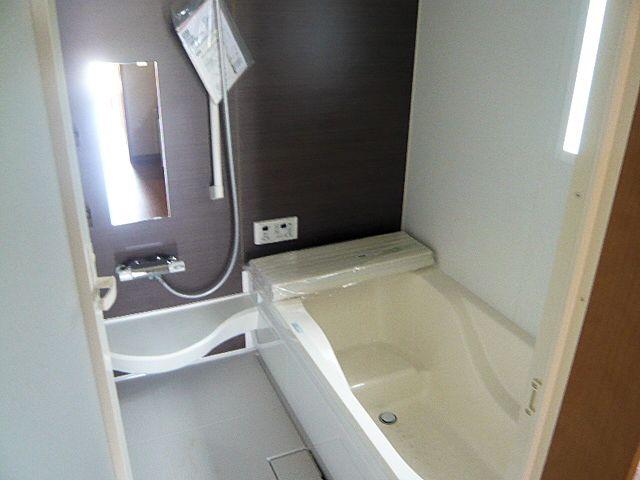 Bathroom. Building 2 white