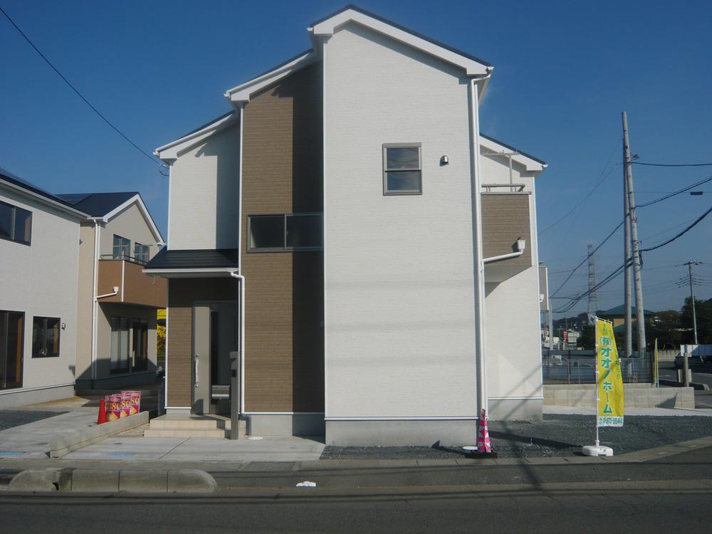 Local appearance photo. 10 Building