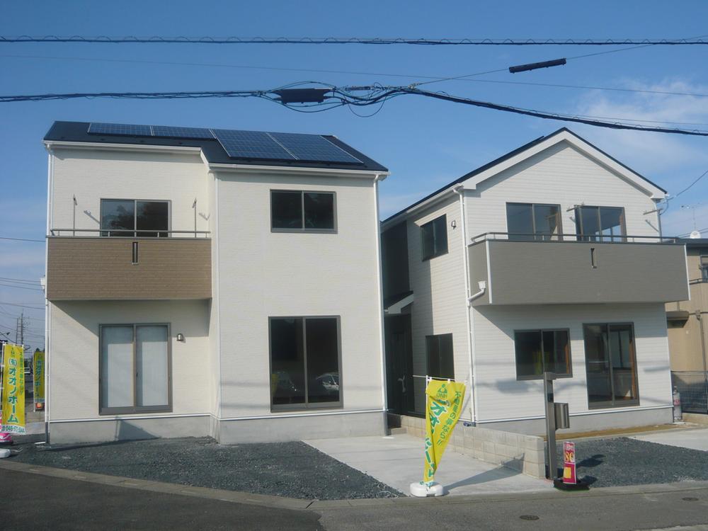 Local photos, including front road. 11 Building of the front road