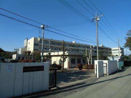 Junior high school. Johoku an 8-minute walk from the junior high school! 