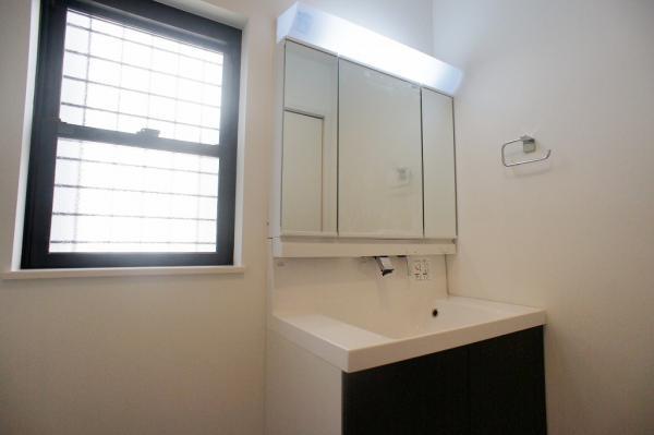 Wash basin, toilet. Vanities with shower is convenient to the busy morning dressed! 