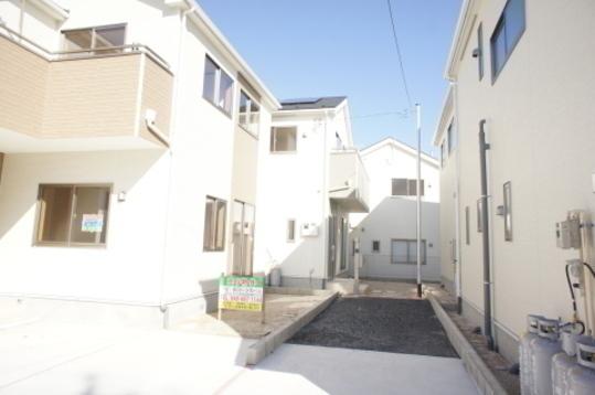 Local photos, including front road. Frontal road