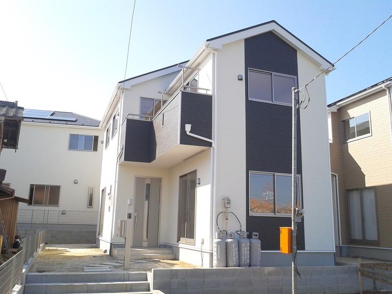 Local appearance photo. Building 3