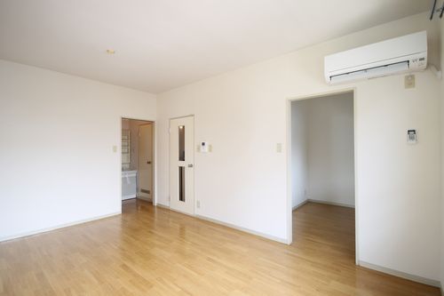 Living and room. 11.4 Pledge of spacious living room (inverted type)