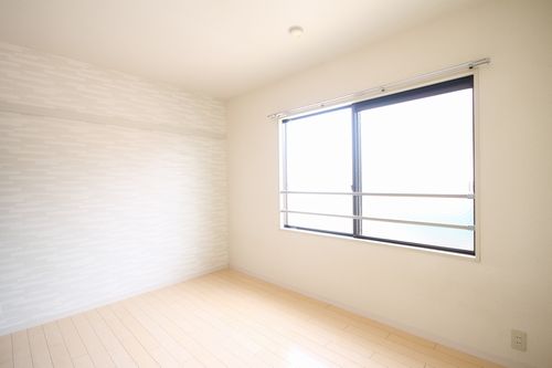 Living and room. Bright, good room of sun per (inverted type)