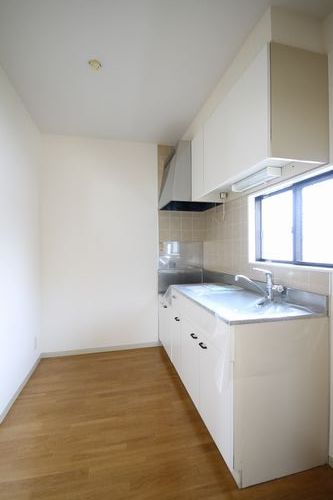 Kitchen. Kitchen with a small window. Single is a lever type.