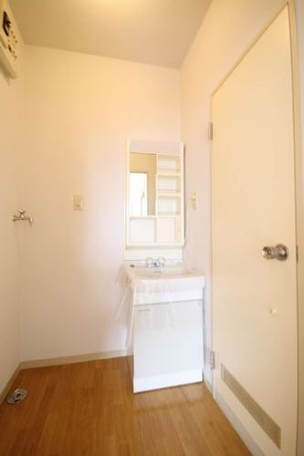 Washroom. Convenient independent wash basin (inverted type)