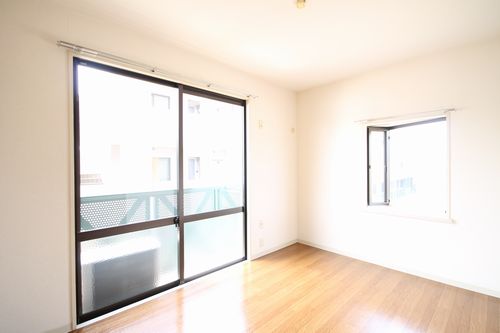 Living and room. The window is large, bright living room (inverted type)