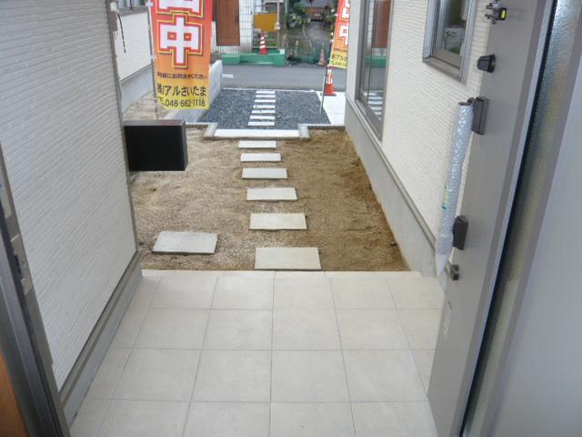 Entrance.  □ Relaxed some gateway! 