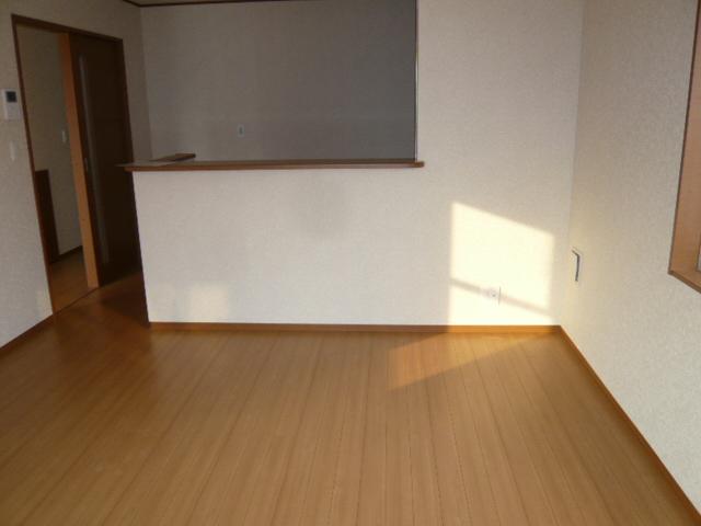 Living.  ■  □ Three buildings _ Kitchen Living! 