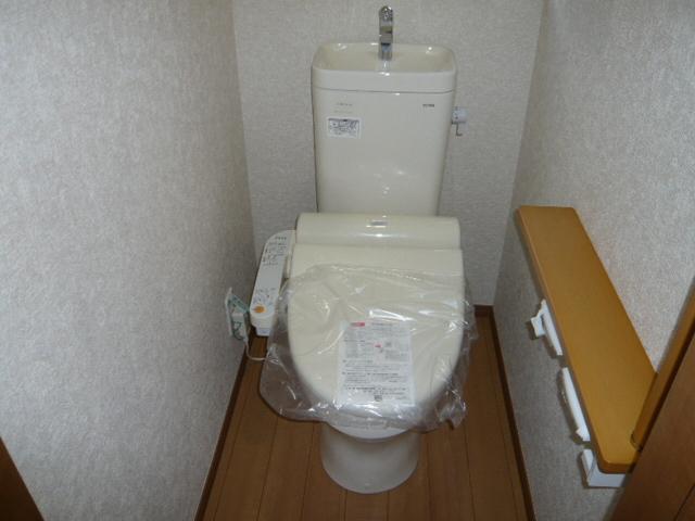 Toilet.  ■ With Washlet! 