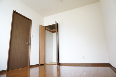 Living and room. Bright grain of the flooring is also coordinated with the furniture is ◎