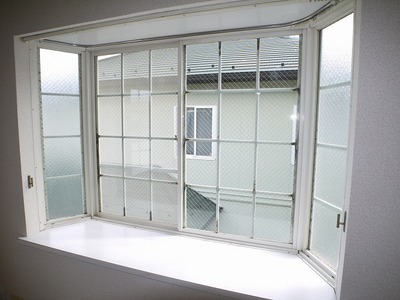 View. There is a bay window. 