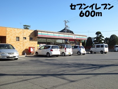 Convenience store. 600m to Seven-Eleven (convenience store)
