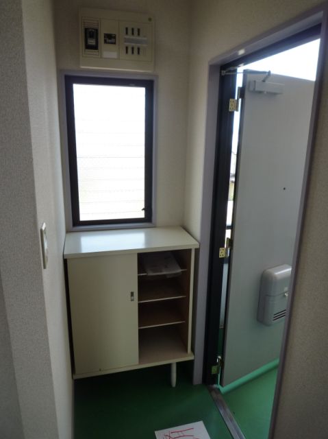 Entrance. Window to the front door of the independent b if Re unique, It is very bright.