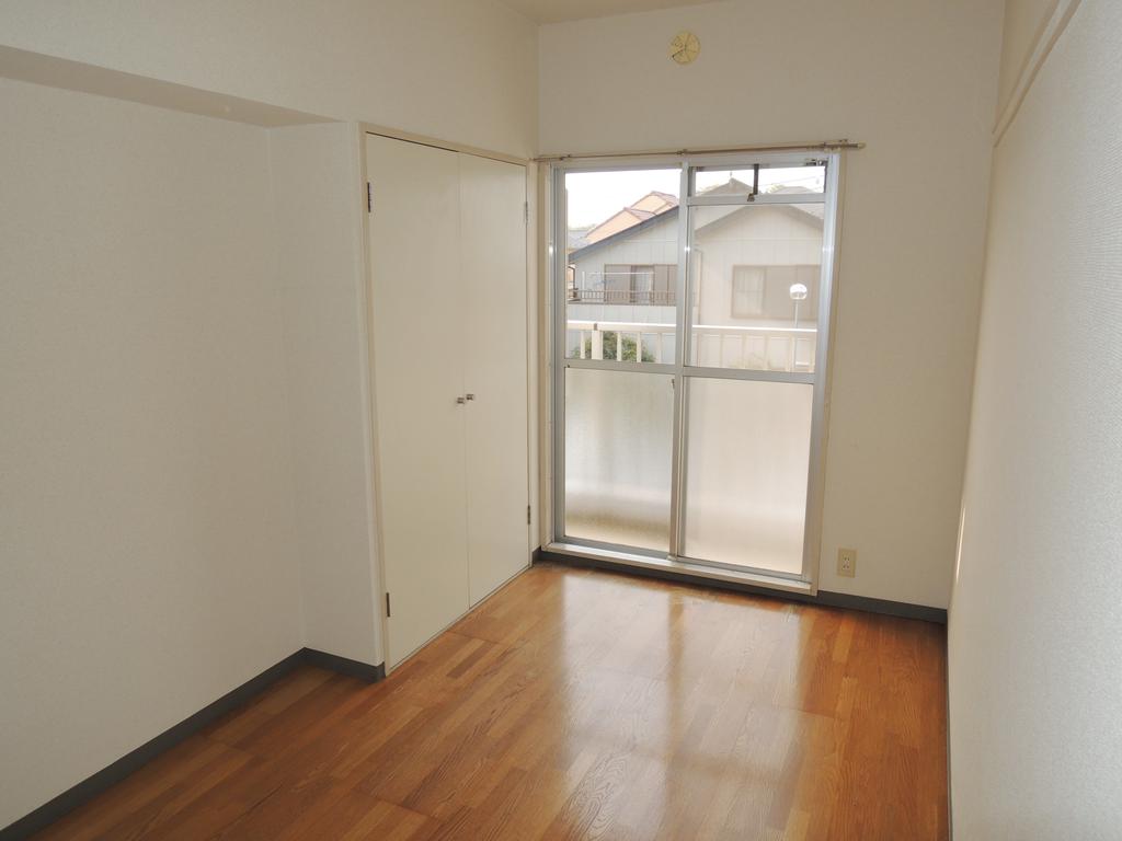 Living and room. There is a closet with a room on the north side. 