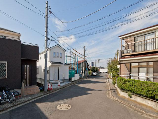 Local photos, including front road. ■ Bright front road!