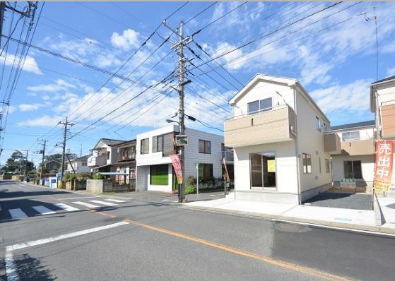 Local photos, including front road. Building 3 ・ appearance You can park four if minicar! 