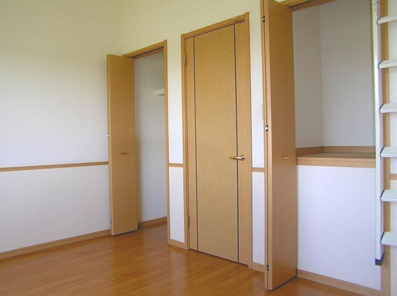 Living and room. Western-style 6.3 Pledge