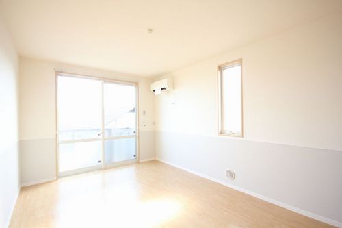 Living and room. Yang per well in the southeast direction! The window is also bigger.